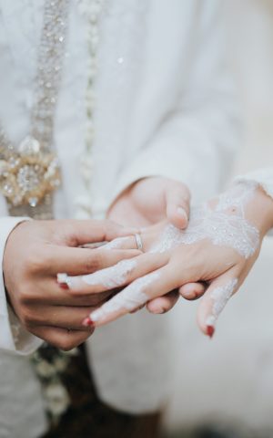 wedding-romantic-couple-wear-wedding-rings